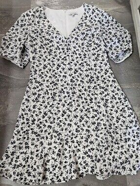 Club Monaco White & Black Floral V-Neck Mini Dress with Short Sleeves. 10 US.
